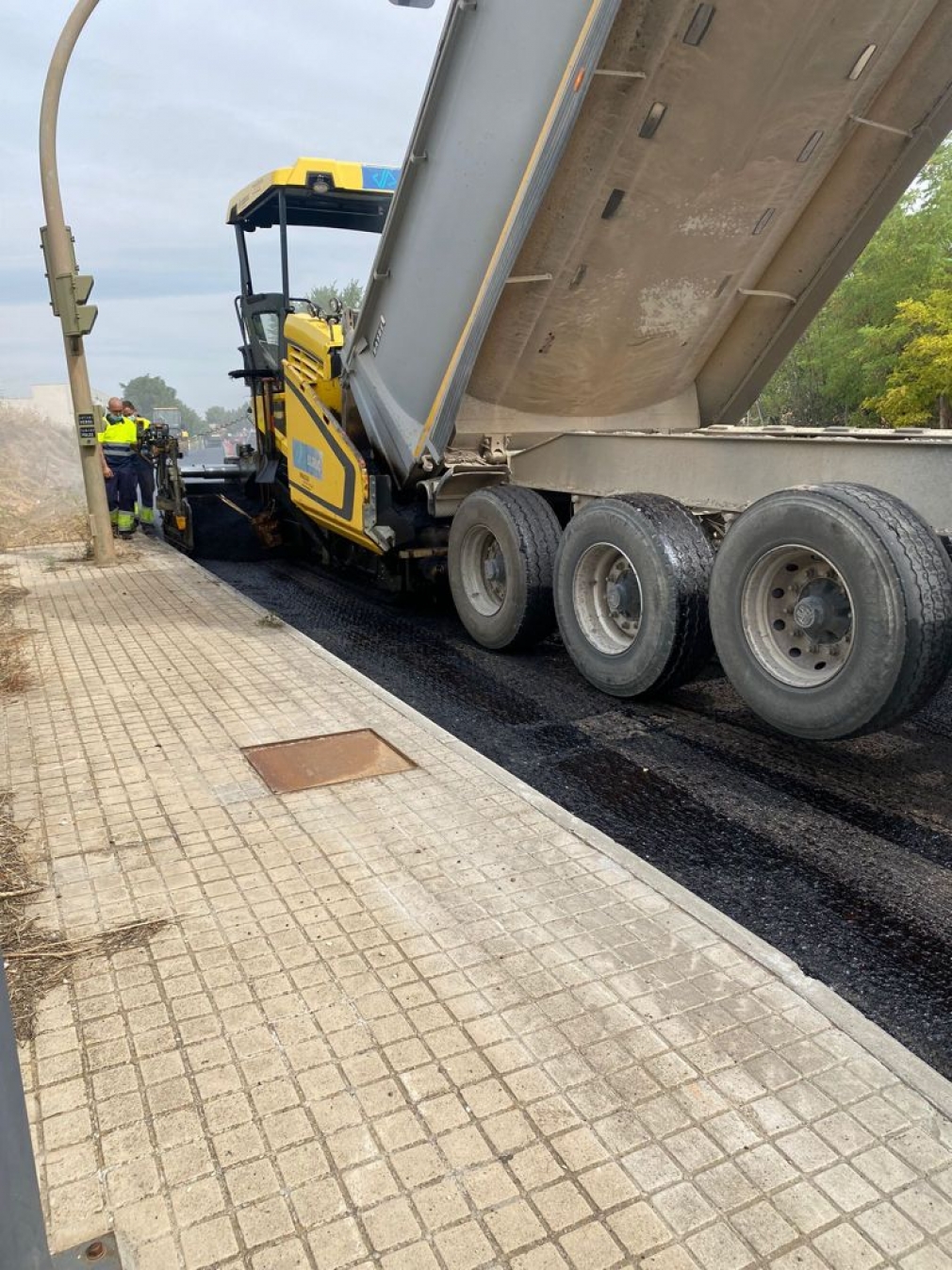 TRABAJOS DE ASFALTADO EN CARRETERA COBEÑA