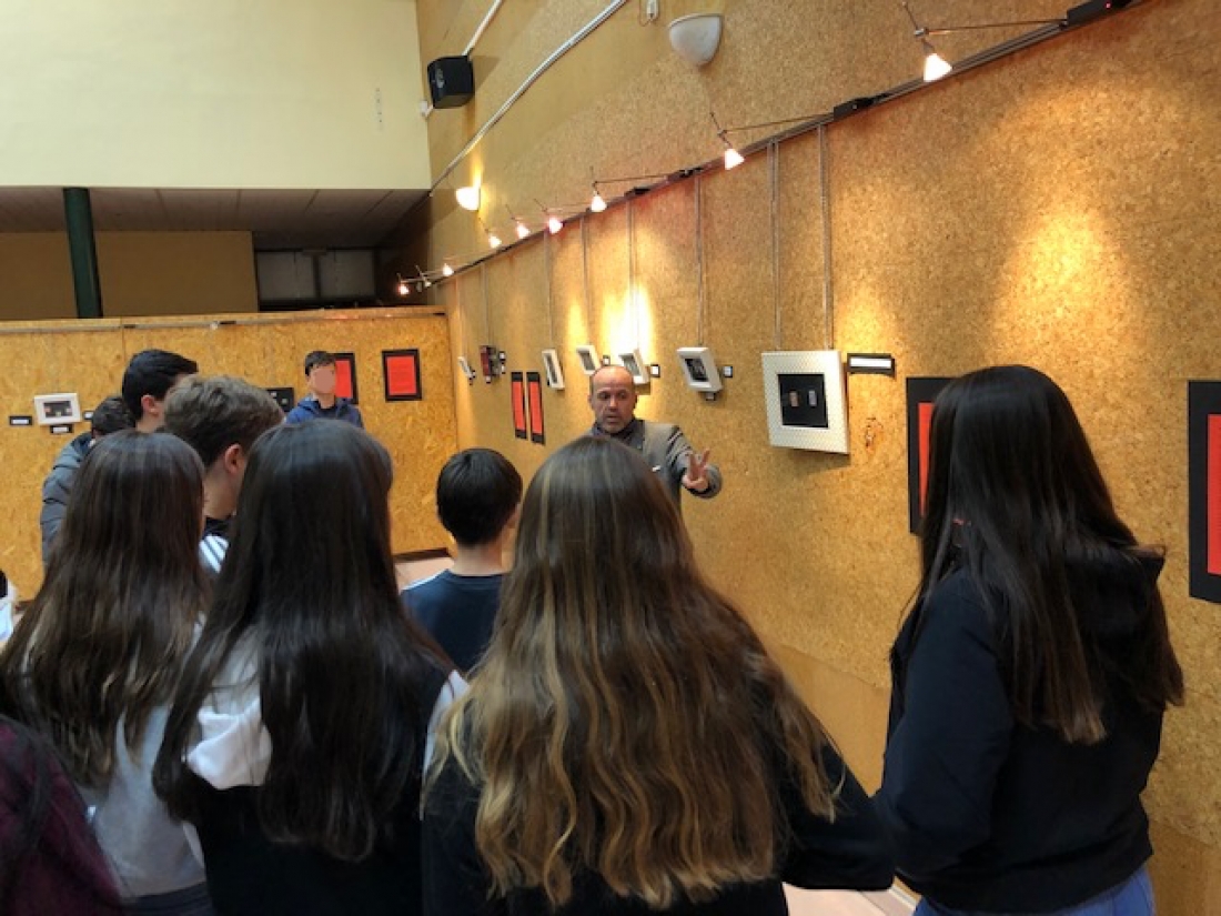 Visita escolar exposición de sellos.